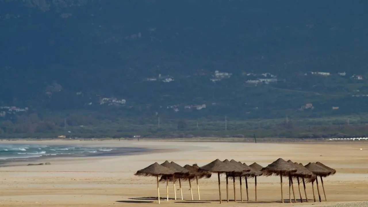 Vista general de la playa de Los Lances, en Tarifa (C&aacute;diz), totalmente vac&iacute;a a causa del confinamiento por el estado de alarma a causa del coronavirus. -  EFE/Carrasco Ragel/Archivo