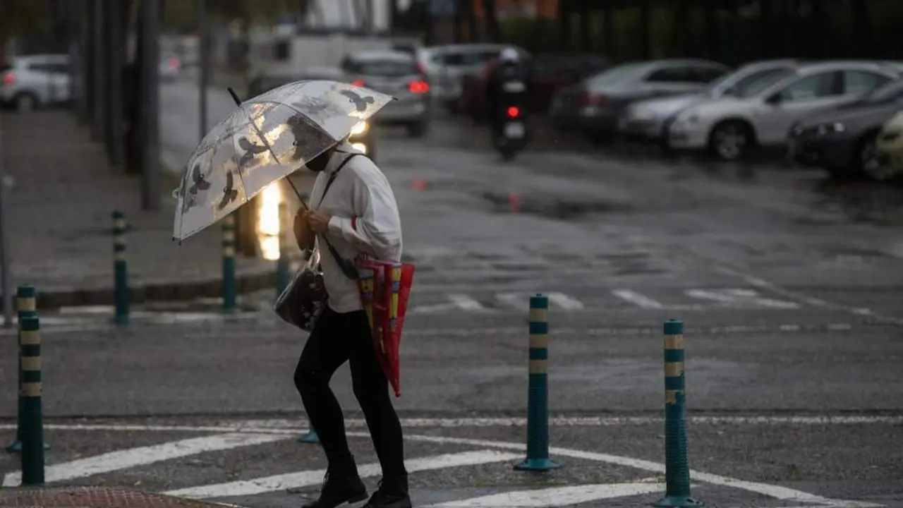 Una mujer camina protegida de la lluvia con un paraguas.  - Mar&iacute;a Jos&eacute; L&oacute;pez / Europa Press