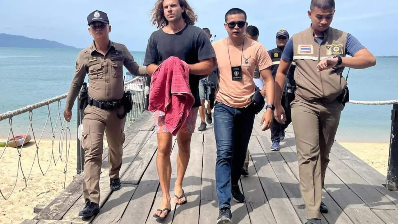 Daniel Sancho, escoltado por la polic&iacute;a, camino de los juzgados. - EFE/Somkeat Ruksaman