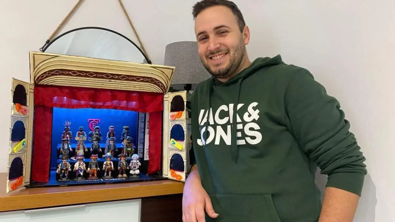 Alex Dom&iacute;nguez, creador de la maqueta Teatro Falla - 
