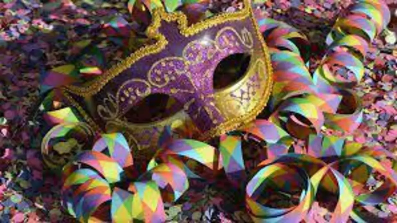 Antifaz y papelillos de Carnaval. - VIVA