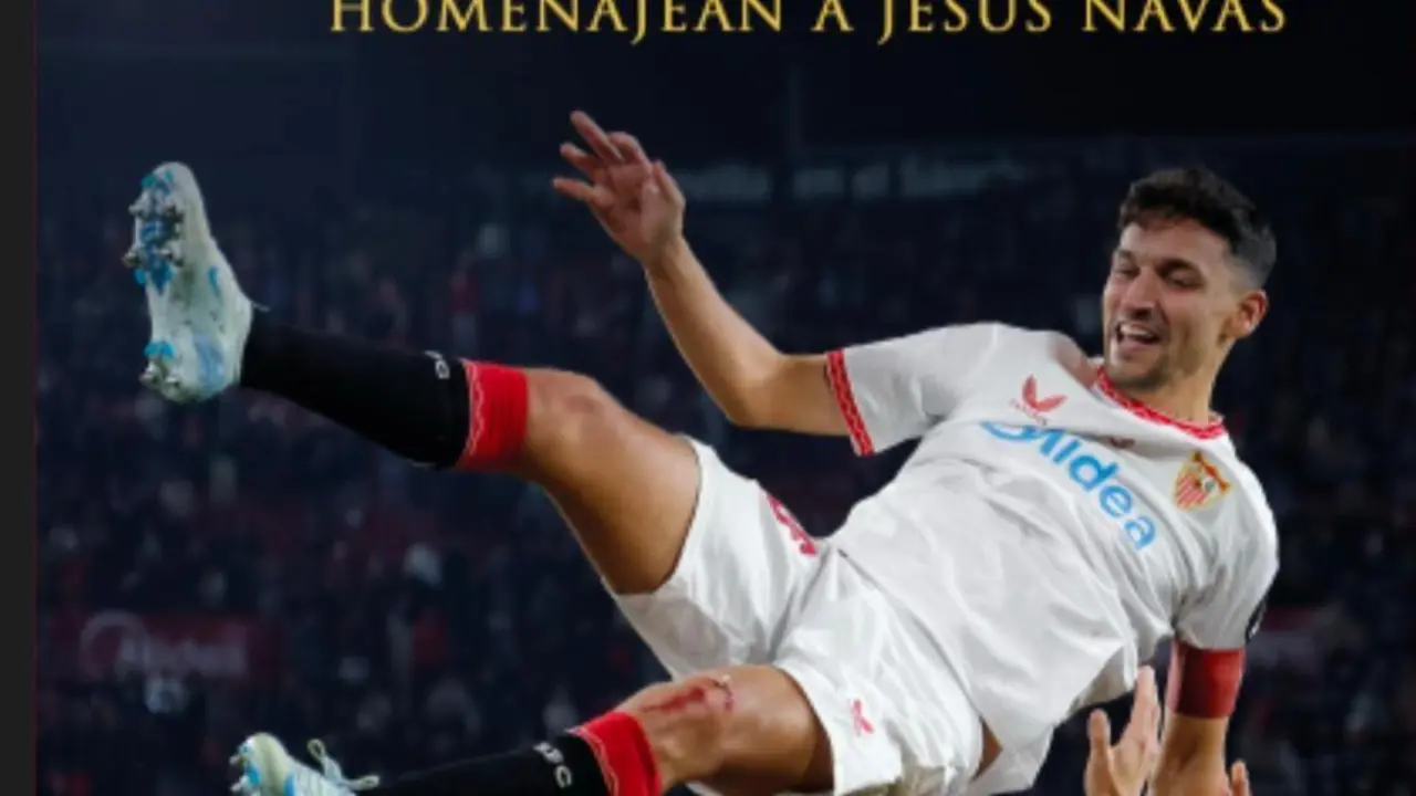 Jes&uacute;s Navas manteado por sus compa&ntilde;eros en la portada del libro - SevillaPress