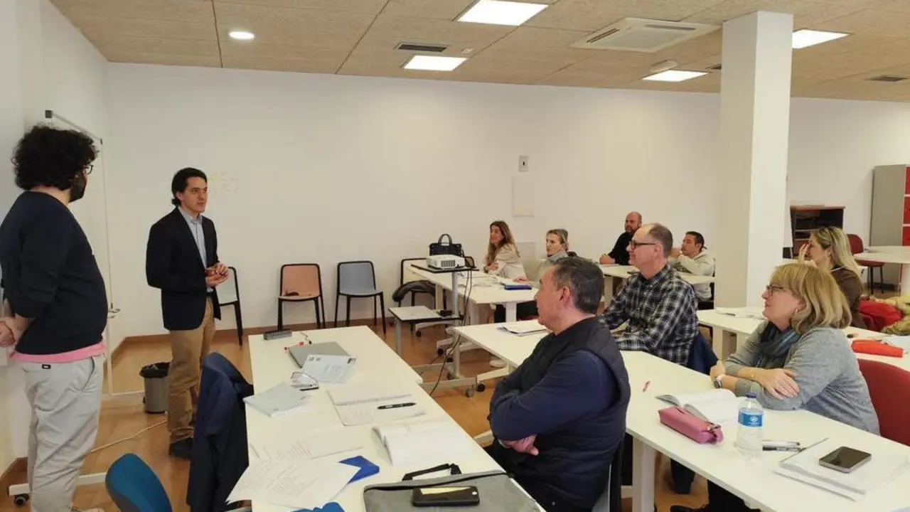 Luis Garc&iacute;a Mill&aacute;n, visita los cursos de formaci&oacute;n - AYUNTAMIENTO DE JA&Eacute;N