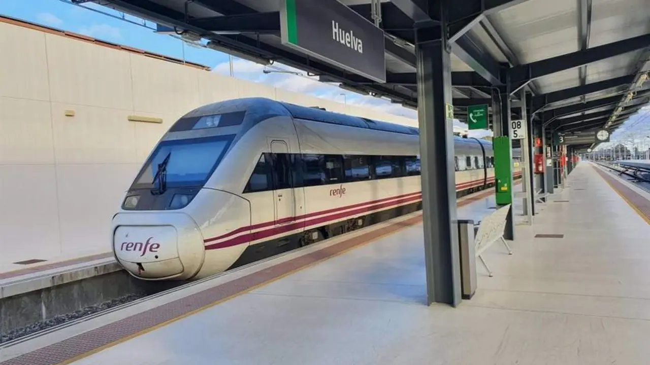 Tren en la estaci&oacute;n de Huelva. | Renfe.