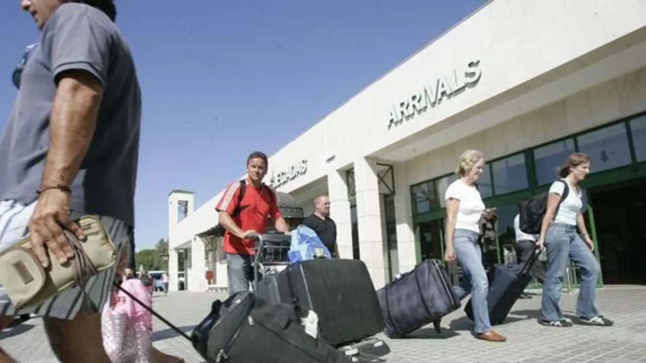 Imagen de archivo de turistas en el aeropuerto de Jerez - EP