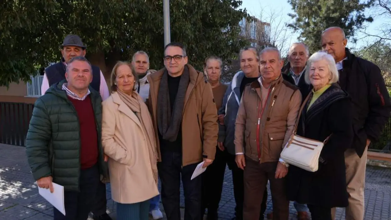 El delegado, junto a la representaci&oacute;n de  vecinos - VIVA