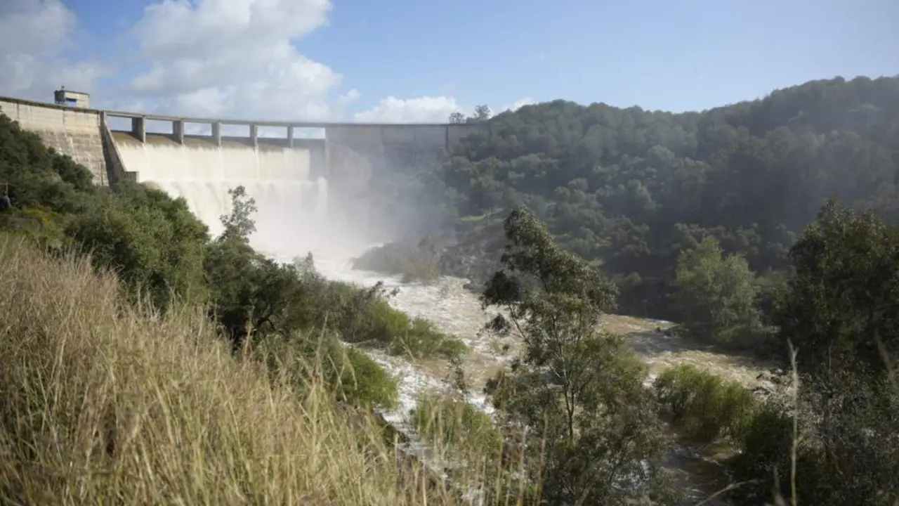El pantano del Gergal desembalsando agua. - Archivo