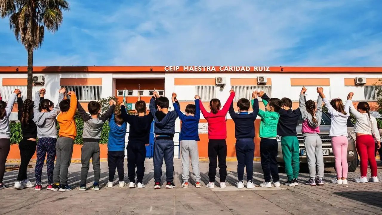 Alumnos delante del CEIP Maestra Caridad Ruiz - CMCR