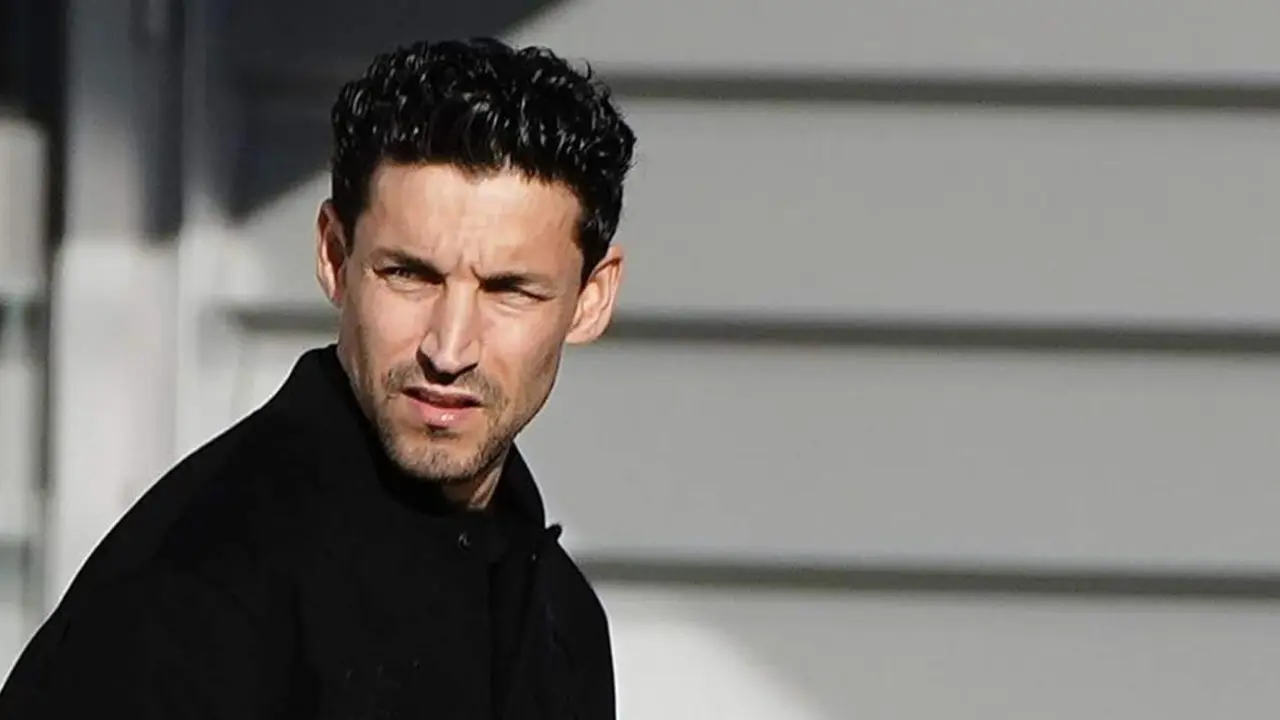 Jes&uacute;s Navas presenciando el entrenamiento del Sevilla - SFC