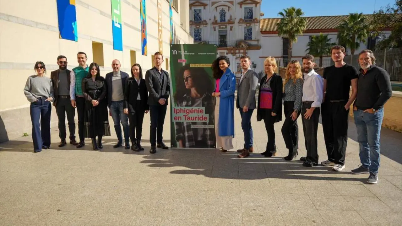 Foto de familia en el Teatro de la Maestranza - E.P.