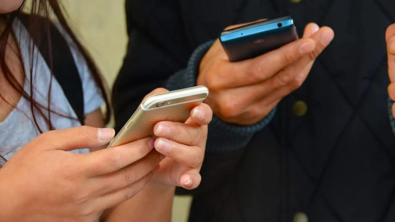 J&oacute;venes usando el tel&eacute;fono m&oacute;vil. -| EP