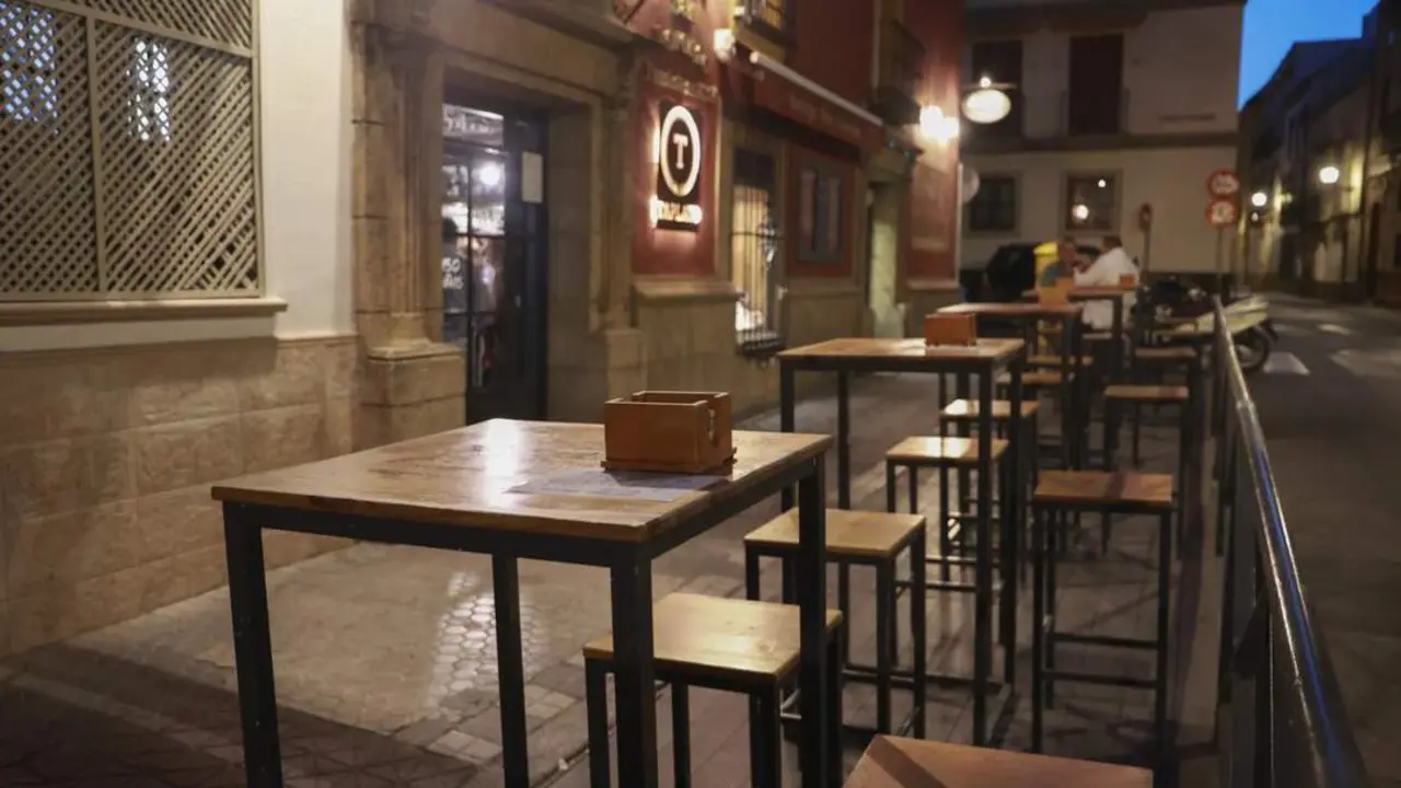 Una tarima instalada en un bar del centro - ROC&Iacute;O RUZ-EUROPA PRESS
