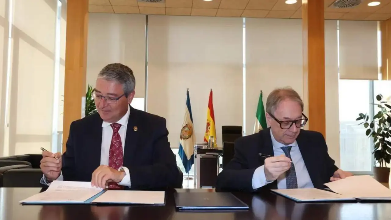 Momento de la firma. - DIPUTACI&Oacute;N DE M&Aacute;LAGA