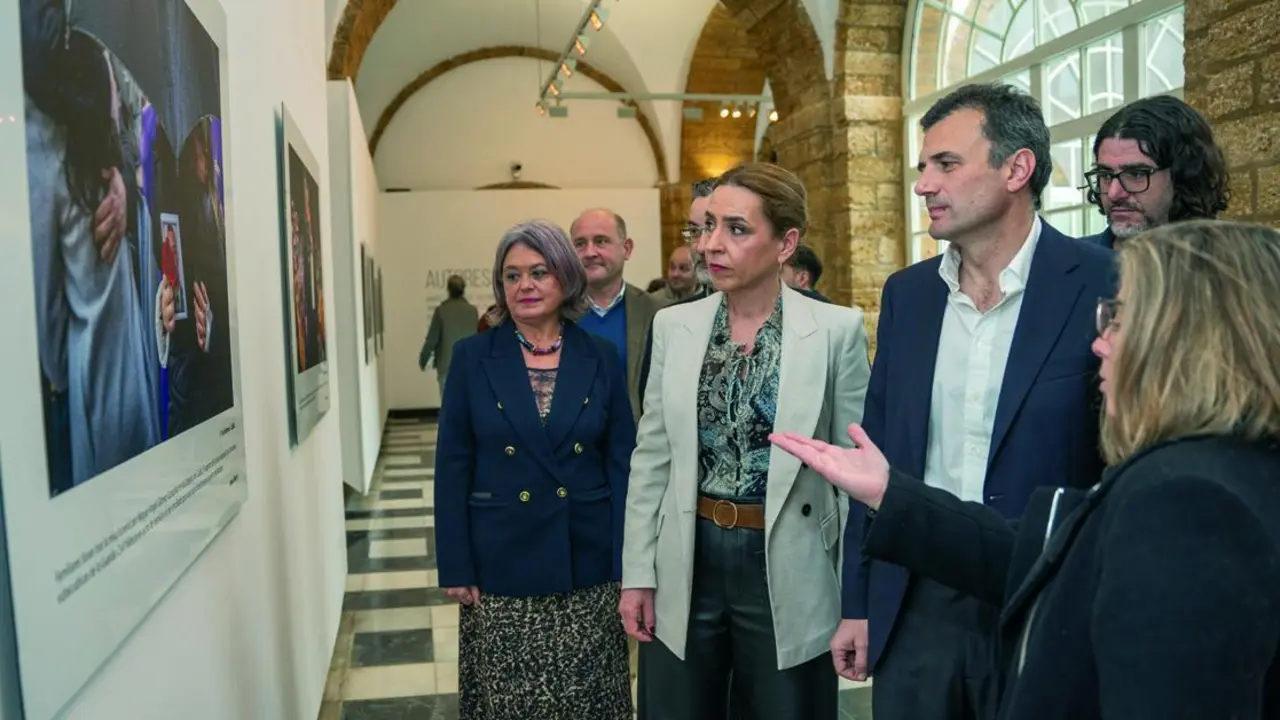 Inauguraci&oacute;n de la exposici&oacute;n Fotocr&oacute;nica en Diputaci&oacute;n de C&aacute;diz. - VIVA