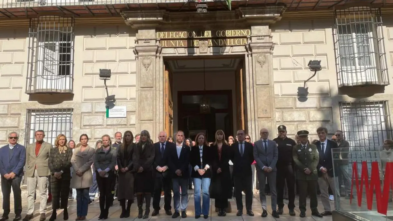 Minuto de silencio en la Delegaci&oacute;n del Gobierno andaluz. - Junta