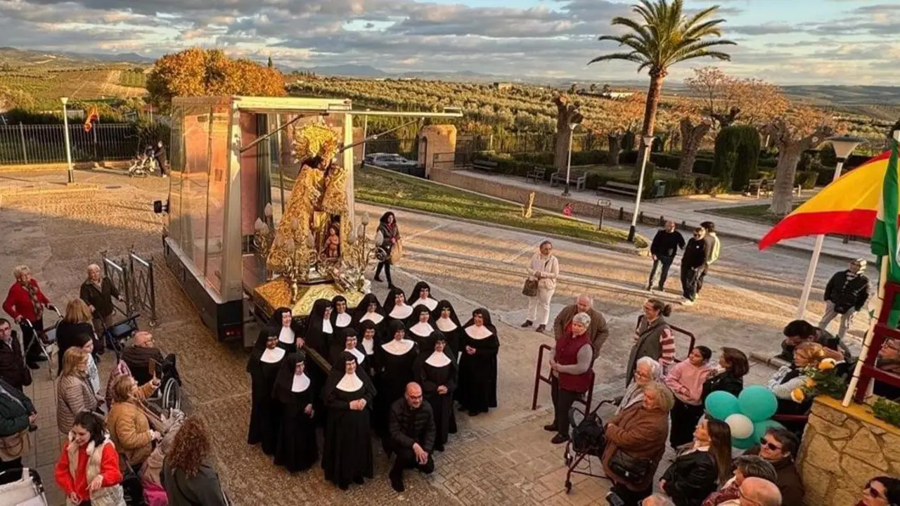 La Virgen de los Desamparados en su MareMovil para Sevilla - BAS&Iacute;LICA DESAMPARADOS