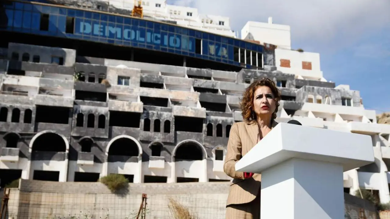 Montero en El Algarrobico. - Marian Le&oacute;n - Europa Press