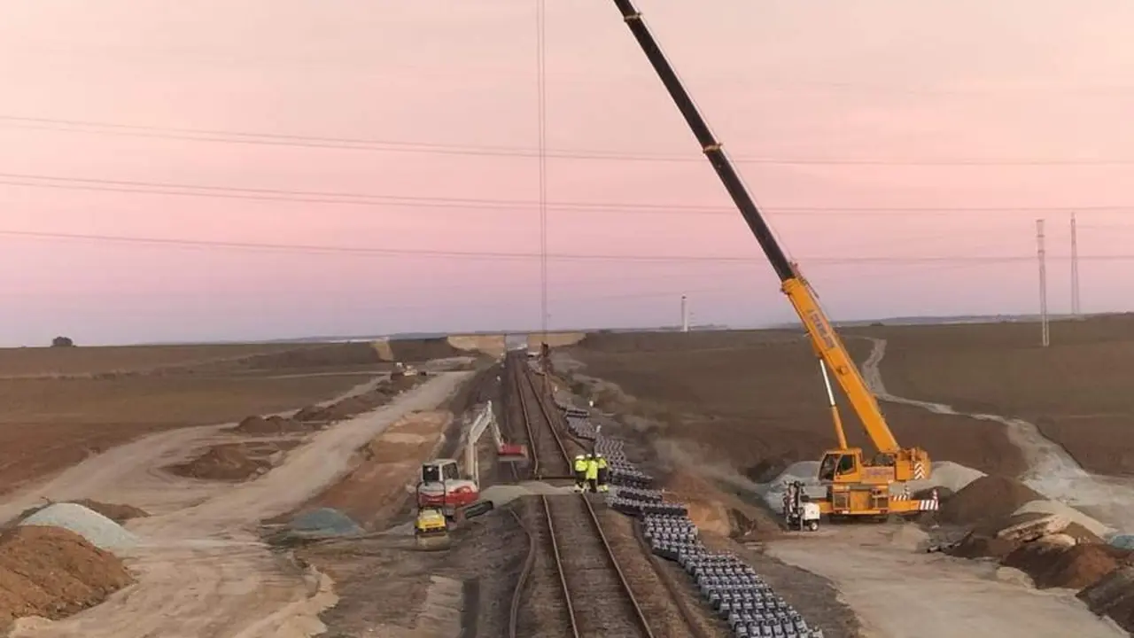 Trabajos con gr&uacute;a en la l&iacute;nea Huelva-Zafra. - Adif