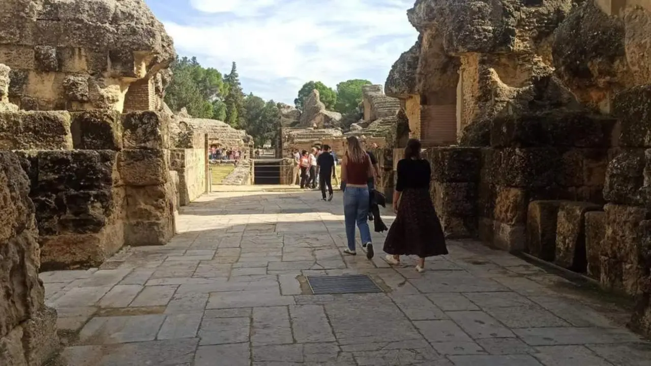 Visitantes en It&aacute;lica. - EP