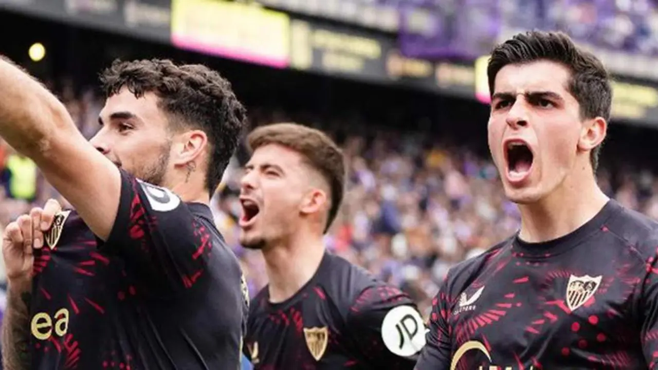 Los jugadores del Sevilla celebran uno de los goles al Valladolid - SFC