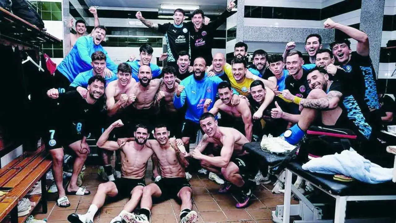 El Ibiza celebra el triunfo obtenido en Sevilla - UDI