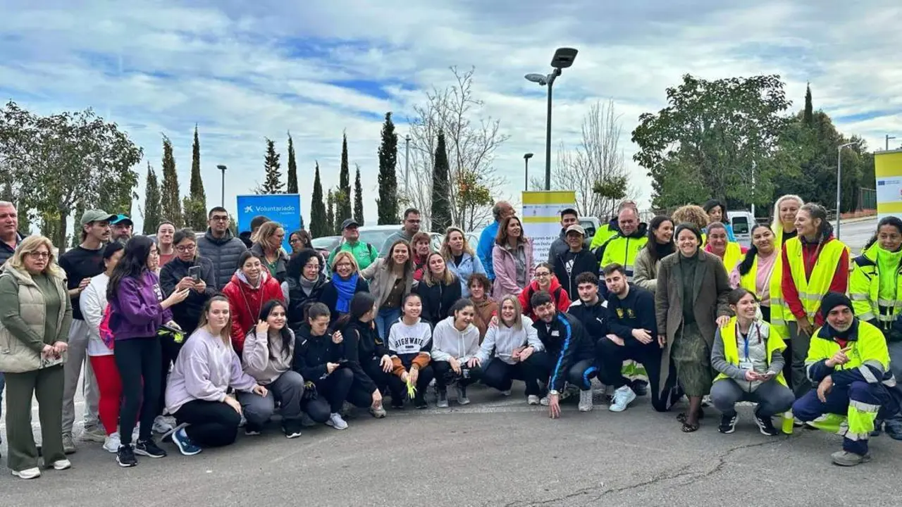 Voluntarios en el sendero de San Vicente de Pa&uacute;l y Antonio D&iacute;az.  - Ayuntamiento