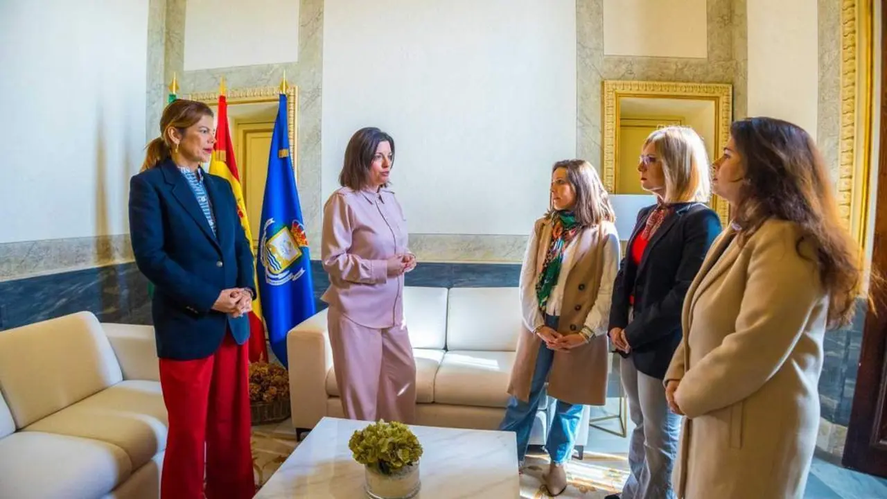 Cavada con las trabajadoras.  - Ayuntamiento 