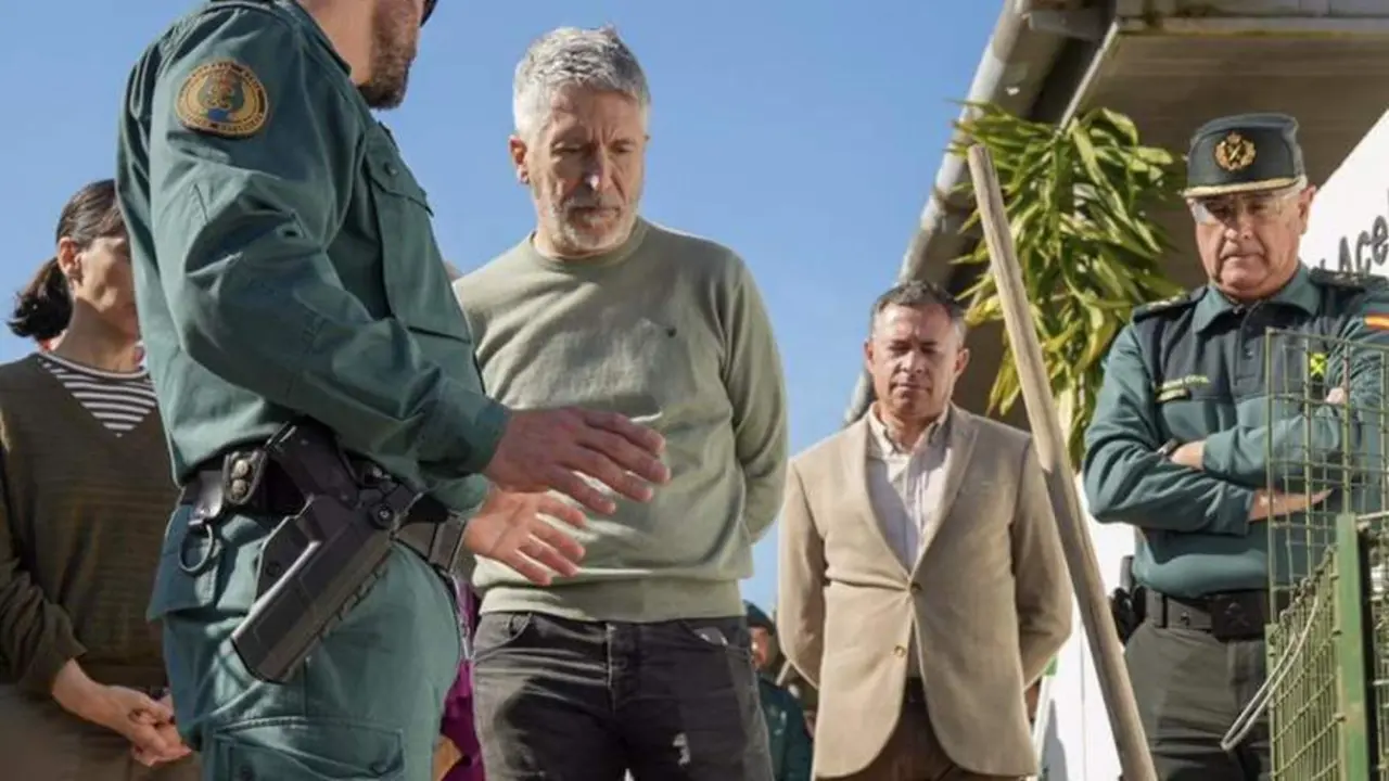 Marlaska con agentes del Seprona en Do&ntilde;ana - Francisco J. Olmo - Europa Press
