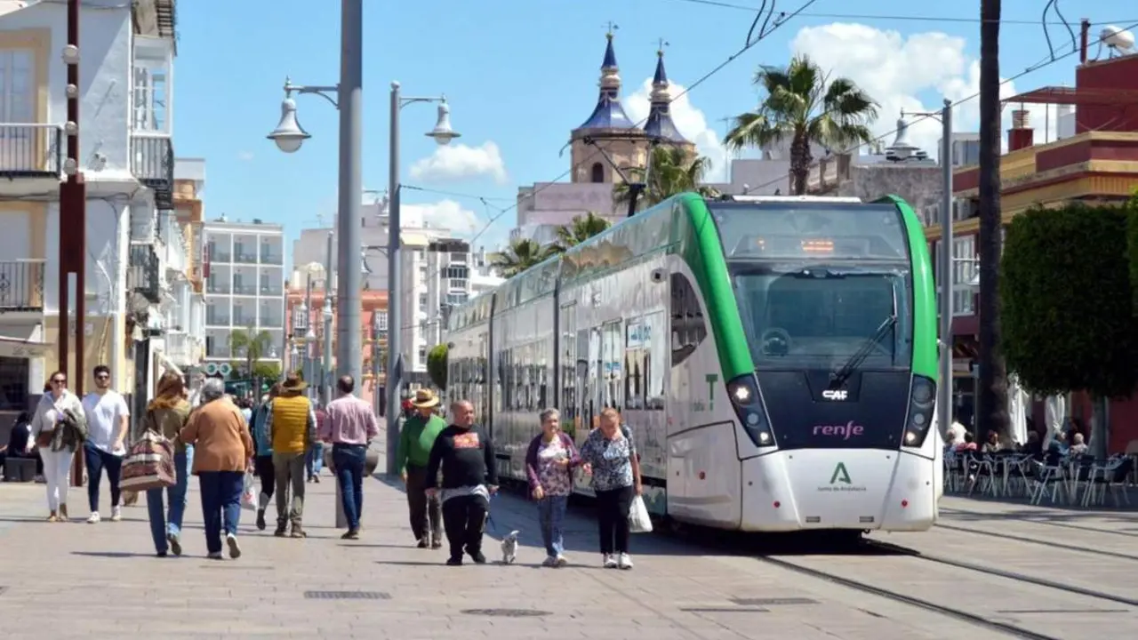 El TramBah&iacute;a por la calle Real.  - A.I.