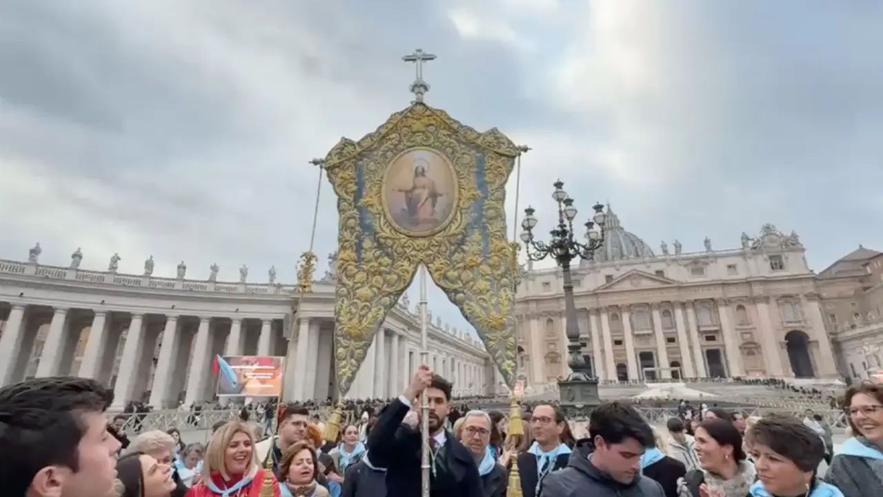 El Simpecado de la Asunci&oacute;n de Cantillana cruza la Puerta Santa en el Vaticano