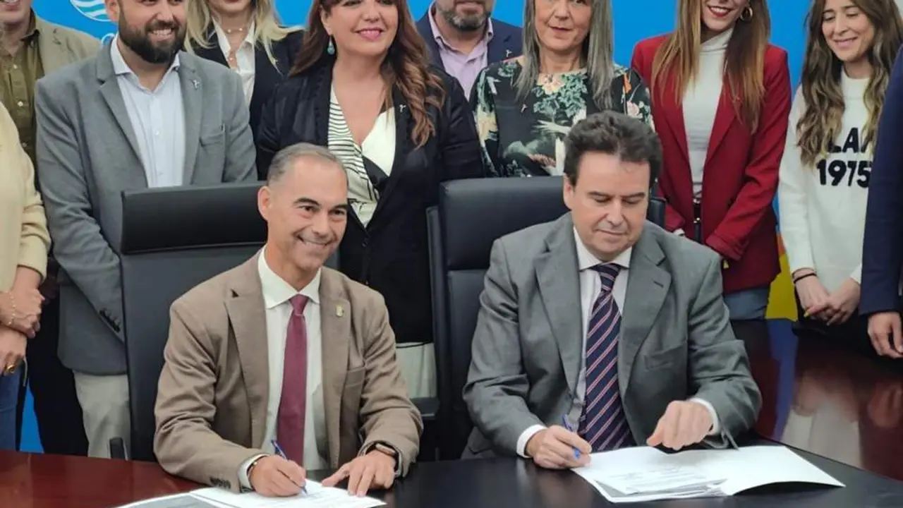 Momento de la firma para la construcci&oacute;n del nuevo T&iacute;voli. - ROCA