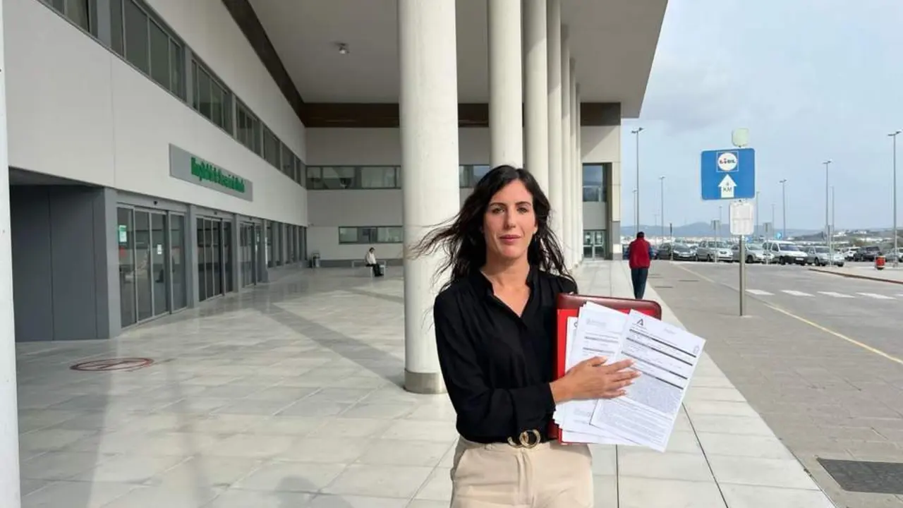 Ana Tenorio, ante el Hospital de la Serran&iacute;a.  - Cedida
