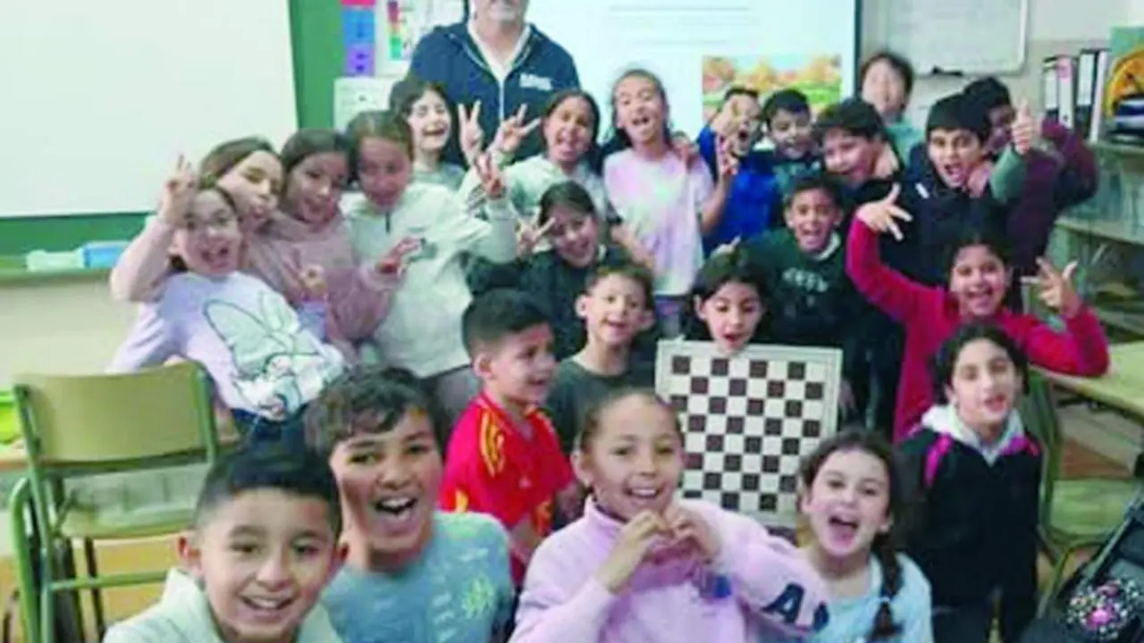 David Escobar con los alumnos en T&aacute;nger - PA