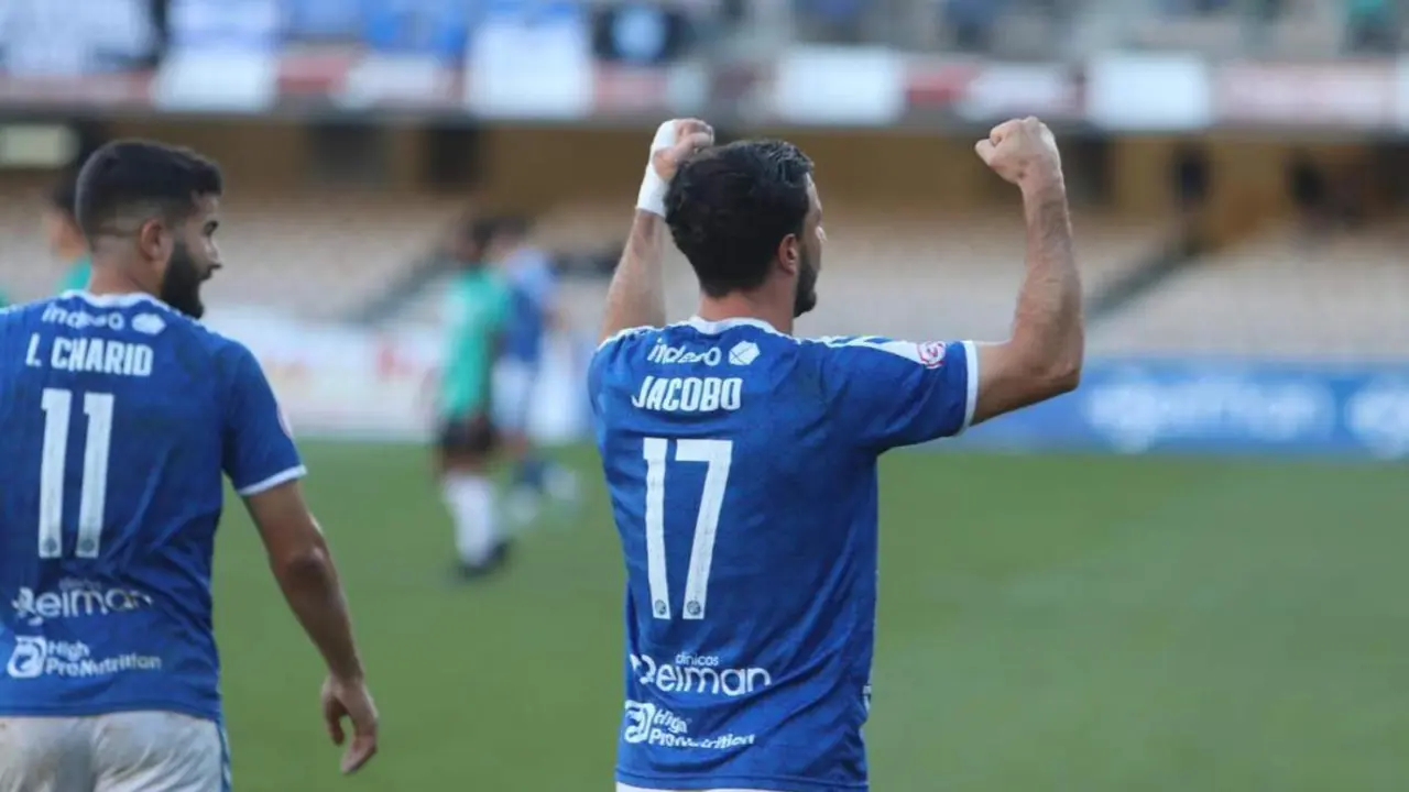 Jacobo celebra su gol de este domingo en Chap&iacute;n. - xerezdfc.com