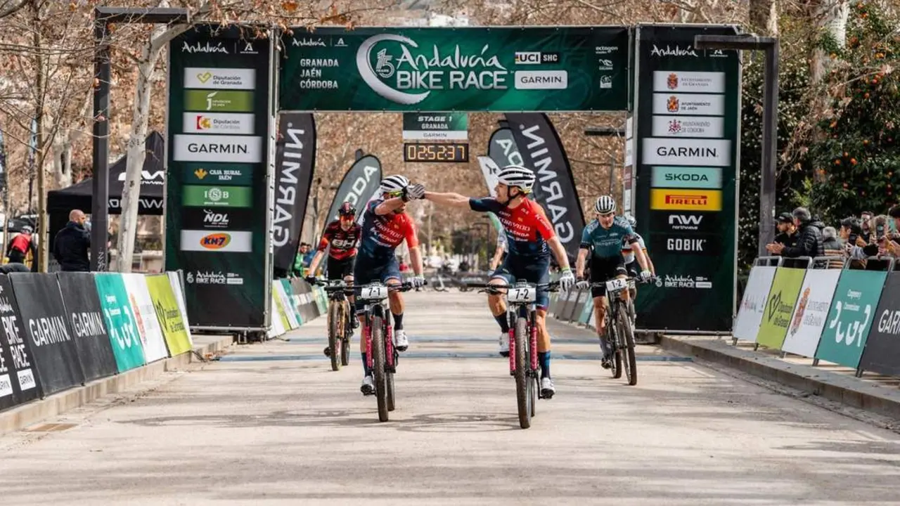 Llegada a meta de los ganadores de la primera etapa. - ANDALUC&Iacute;A BIKE RACE