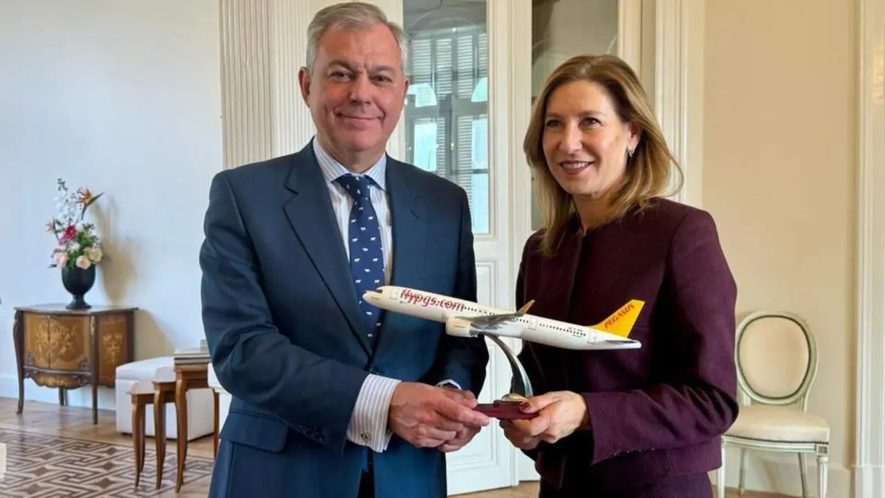 Sanz y la CEO de Pegasus Airlines, G&uuml;liz &Ouml;zt&uuml;rk. - ayto