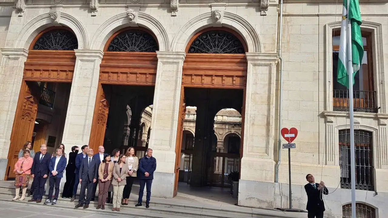 Izado de la bandera andaluza en el Palacio Provincial de Ja&eacute;n. - Diputaci&oacute;n