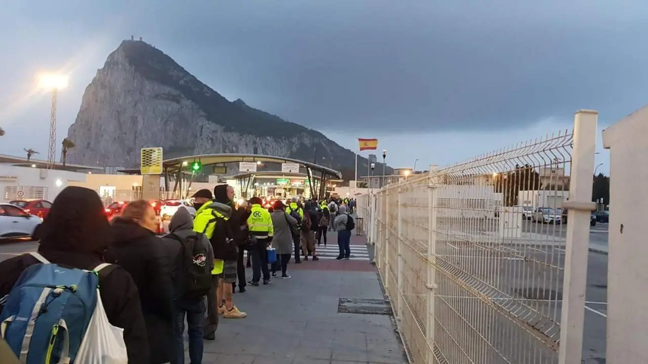 Imagen de archivo de colas en la frontera con Gibraltar. - A. I.