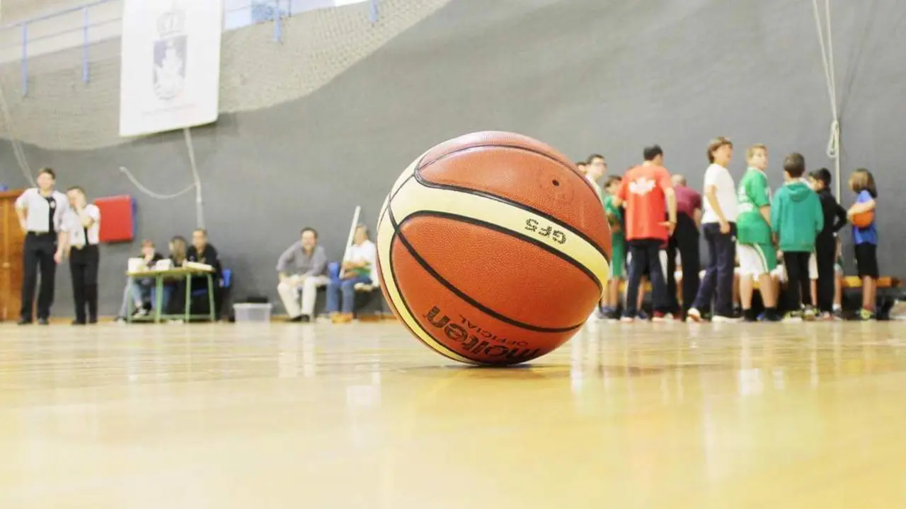 Los balones llevan bastante tiempo sin botar en el Polideportivo de Sanl&uacute;car - Ra&uacute;l J. Bustillos