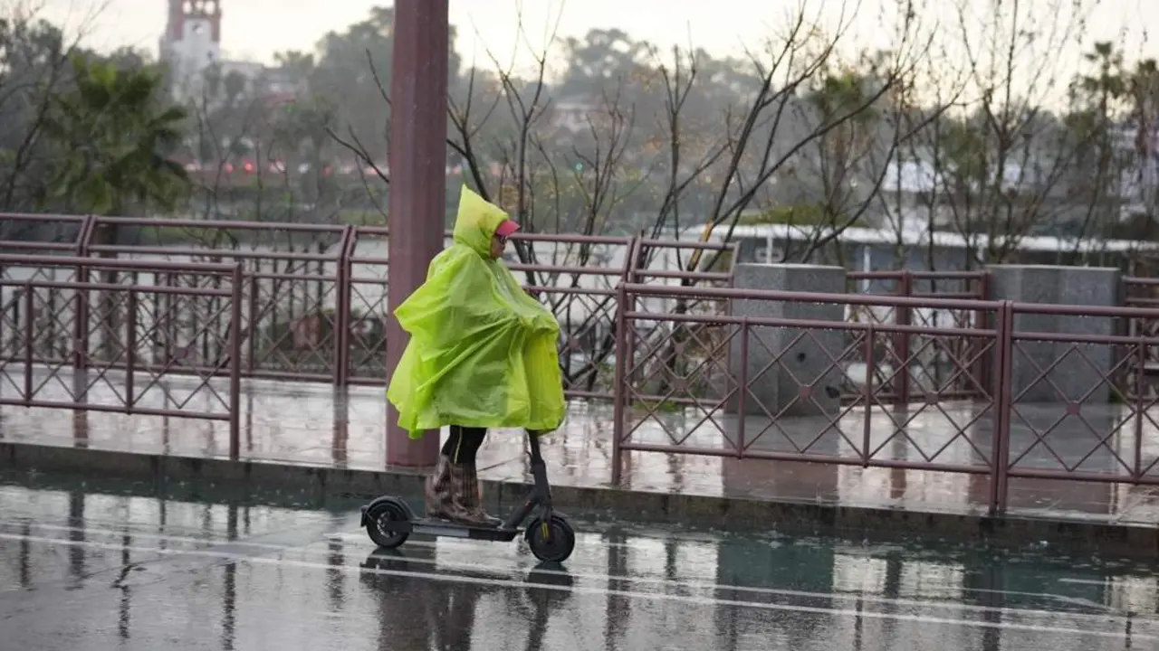 Una persona bajo la lluvia en Sevilla. | ARCHIVO