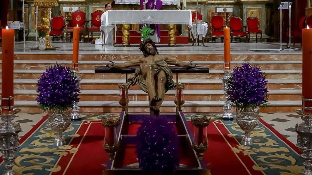 Cristo de las Cinco Llagas en sus andas - HERMANDAD