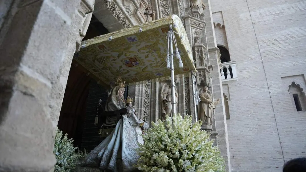 La Virgen de los Reyes saliendo de la Catedral. - EP