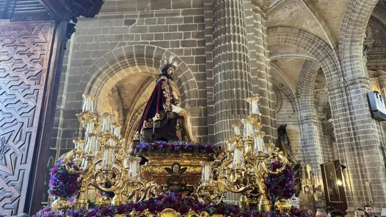 El Se&ntilde;or de la Coronaci&oacute;n, a su llegada a la Catedral - @uhhJerez