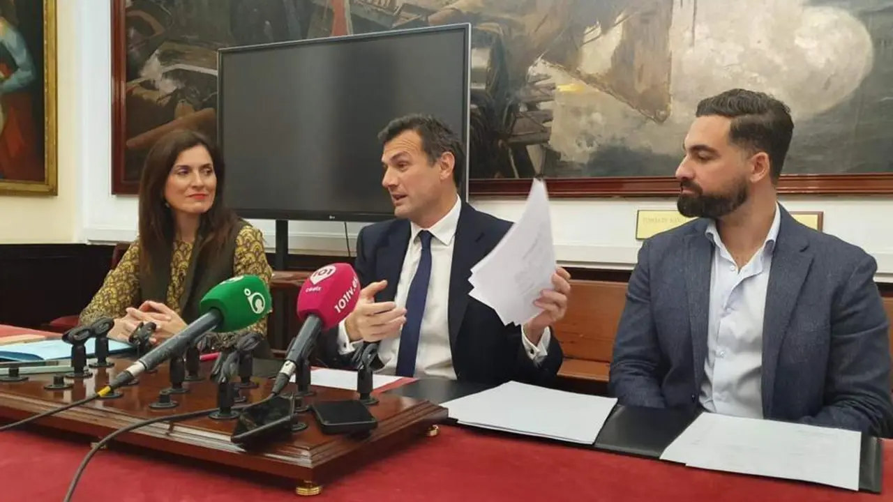 Bruno Garc&iacute;a, junto a Ana Sanju&aacute;n y Carlos Lucero este viernes. - BEATRIZ EST&Eacute;VEZ