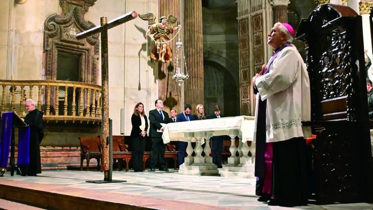 El obispo de C&aacute;diz, durante el V&iacute;a Crucis en la Catedral. - Eulogio Garc&iacute;a