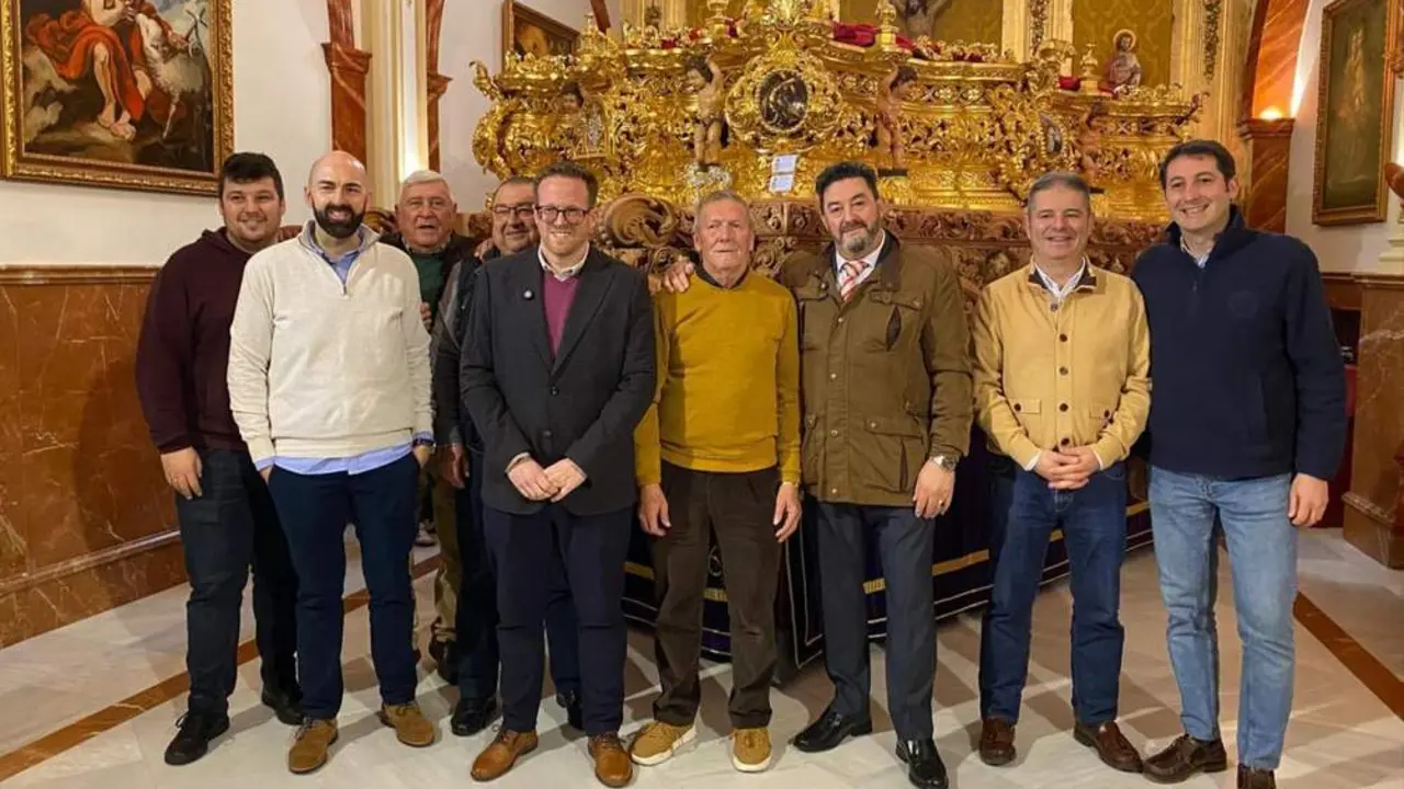 Foto de familia ante los nuevos respiraderos - CEDIDA