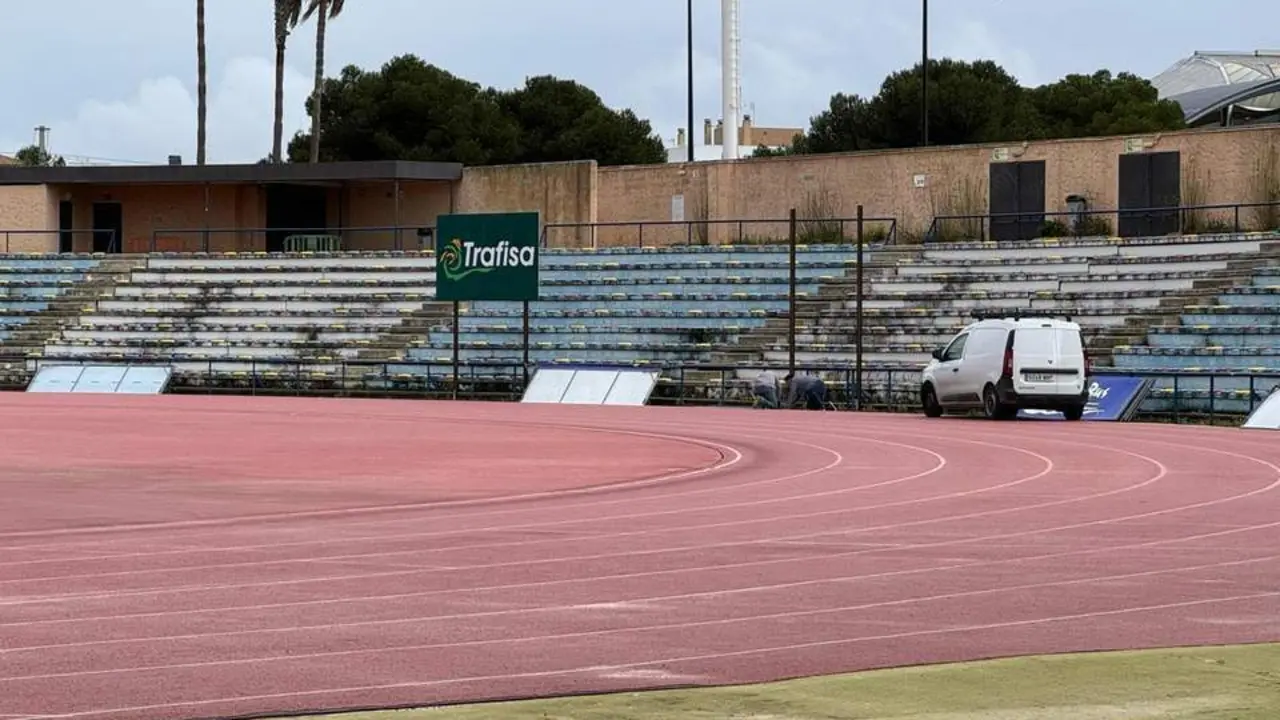 Momento en el que se procede a la retirada de los carteles de la obra. - Informaci&oacute;n