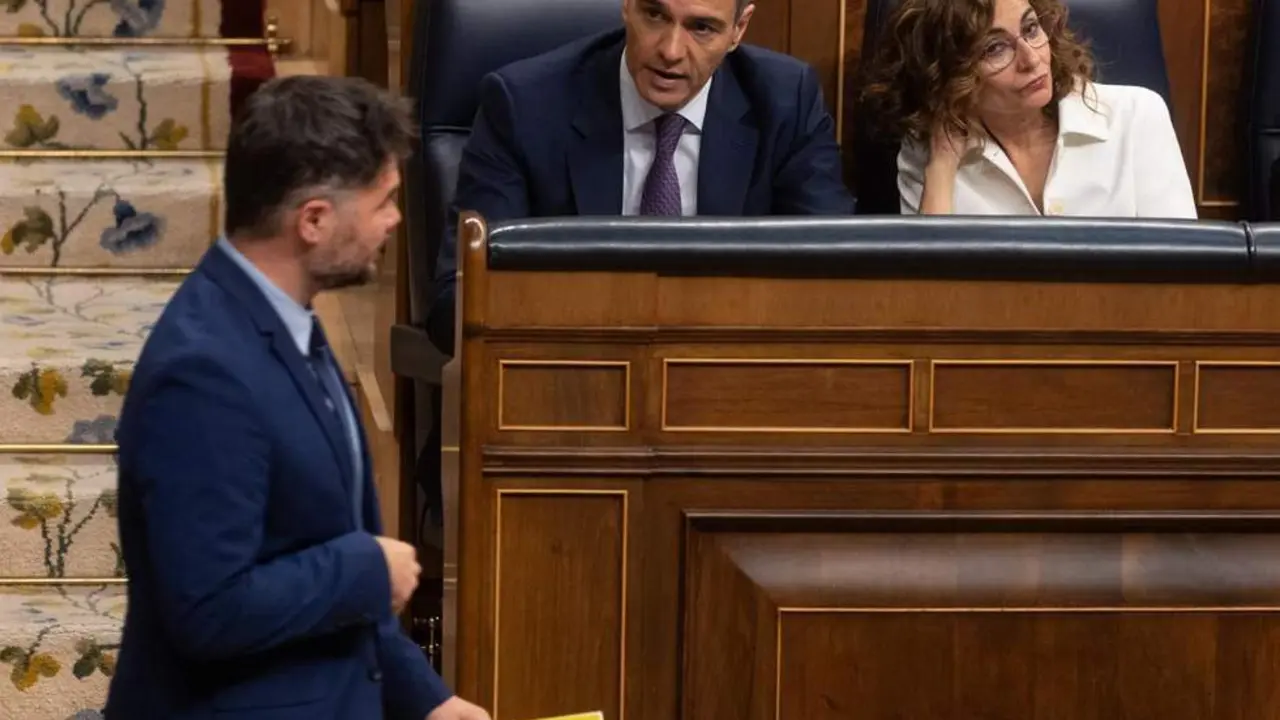 Rufi&aacute;n pasa por delante de S&aacute;nchez. - EP