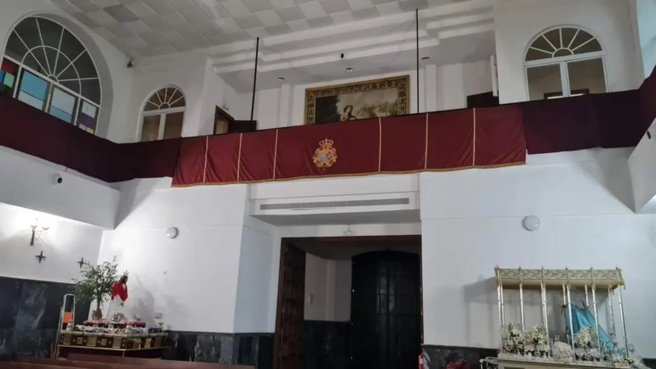 Capilla del colegio exornada para recibir a la Hermandad - CEDIDA
