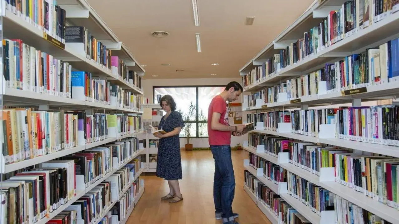 Una biblioteca municipal. - Archivo